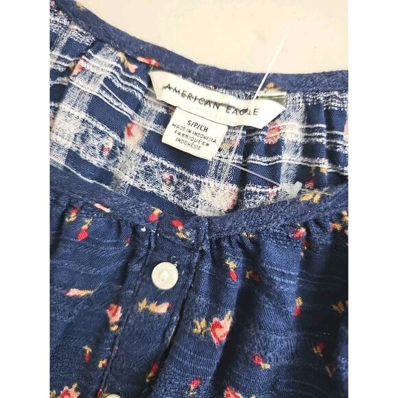 American Eagle ~Woman Size S~ Blue Floral Long Sleeve Button Front Cropped Top. - Picture 2 of 13